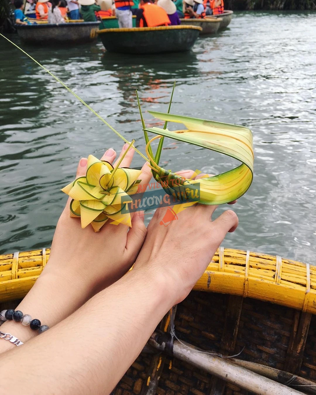 Nhận quà lưu niệm làm từ lá dừa dân dã